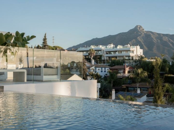 🏡 For Sale | Renovated Scandinavian Style Villa in Puerto Banús, Marbella 🌴