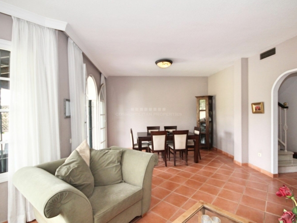FOR SALE 🏡 CHARMING TOWNHOUSE ON THE FIRST LINE OF GOLF WITH SPECTACULAR VIEWS IN NUEVA ANDALUCÍA, MARBELLA 🌅