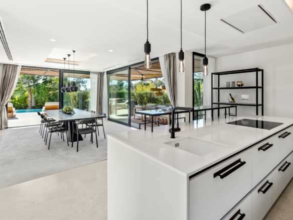 Nueva Andalucia – Modern 5B Villa -Turnkey
