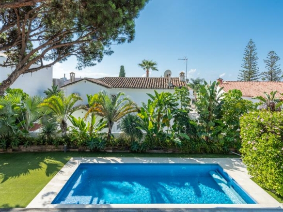 🌟 For Sale: Contemporary Beachside Villa on the Golden Mile! 🏡🌊