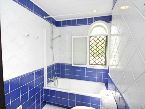 FOR SALE 🏡 CHARMING TOWNHOUSE ON THE FIRST LINE OF GOLF WITH SPECTACULAR VIEWS IN NUEVA ANDALUCÍA, MARBELLA 🌅