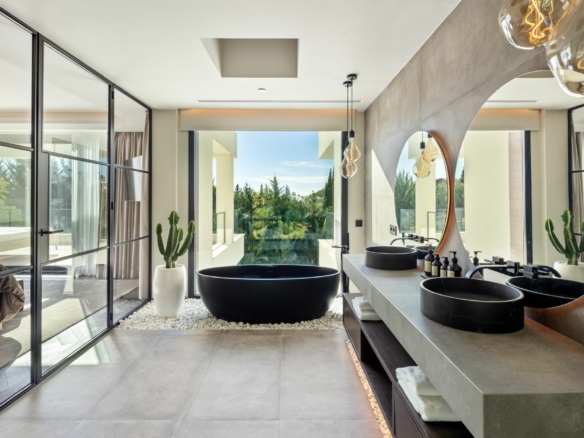 Nueva Andalucia – Modern 5B Villa -Turnkey