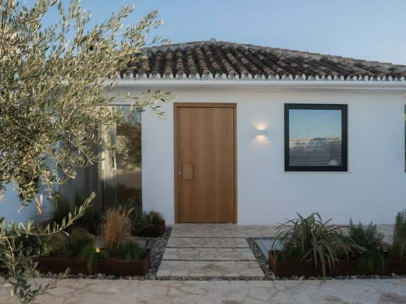 🏡 For Sale | Renovated Scandinavian Style Villa in Puerto Banús, Marbella 🌴