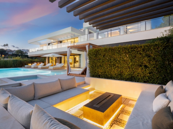 Nueva Andalucia – Modern 5B Villa -Turnkey