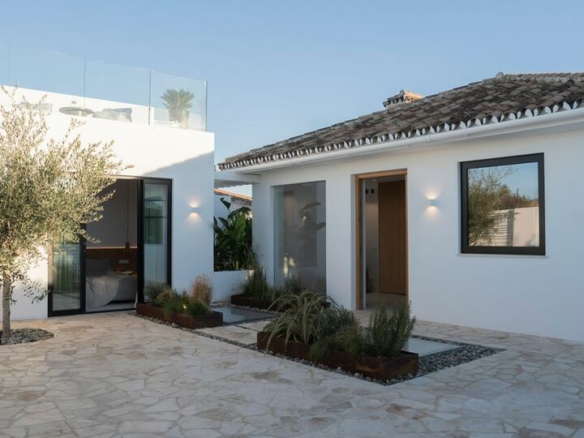 🏡 For Sale | Renovated Scandinavian Style Villa in Puerto Banús, Marbella 🌴