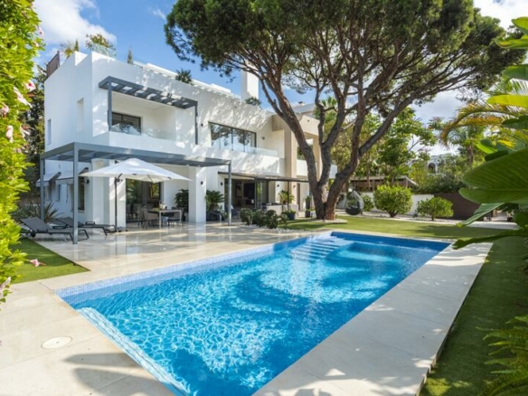 🌟 For Sale: Contemporary Beachside Villa on the Golden Mile! 🏡🌊