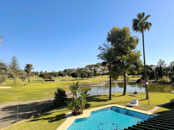 FOR SALE 🏡 CHARMING TOWNHOUSE ON THE FIRST LINE OF GOLF WITH SPECTACULAR VIEWS IN NUEVA ANDALUCÍA, MARBELLA 🌅