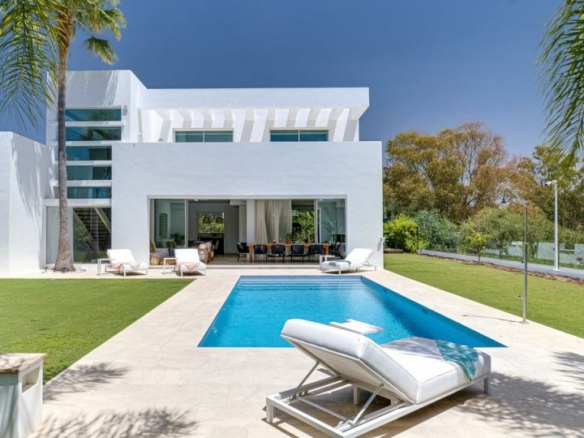 🌟 For Sale: Contemporary Style Villa Near Casasola Beach! 🏡🌊