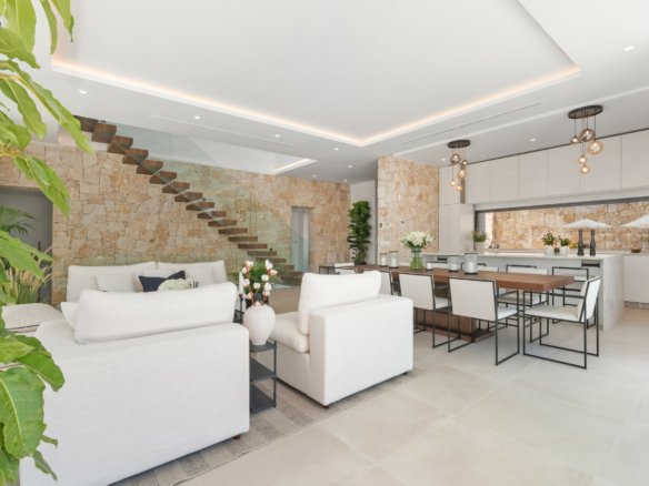 🏡 For Sale | Modern 6-Bedroom Villa in Cortijo Blanco Beach, Marbella – €3,795,000 🌴