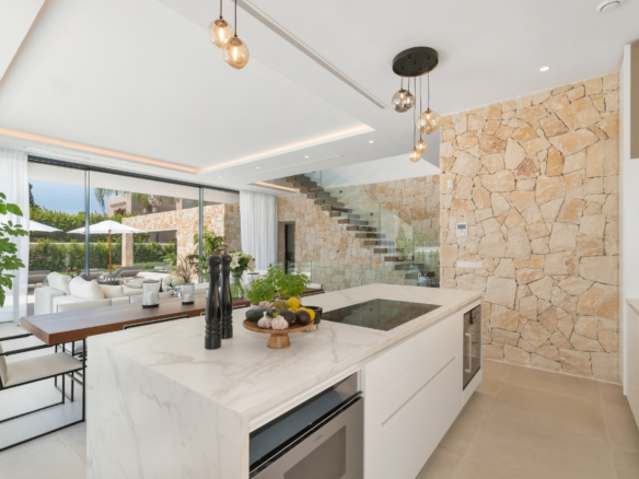 🏡 For Sale | Modern 6-Bedroom Villa in Cortijo Blanco Beach, Marbella – €3,795,000 🌴