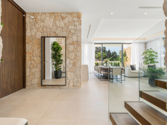 🏡 For Sale | Modern 6-Bedroom Villa in Cortijo Blanco Beach, Marbella – €3,795,000 🌴