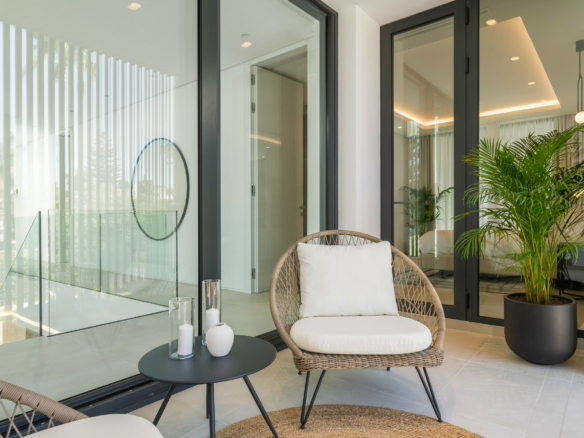 🏡 For Sale | Modern 6-Bedroom Villa in Cortijo Blanco Beach, Marbella – €3,795,000 🌴