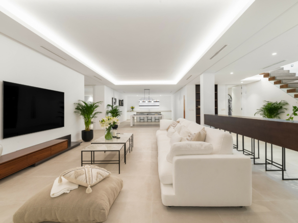 🏡 For Sale | Modern 6-Bedroom Villa in Cortijo Blanco Beach, Marbella – €3,795,000 🌴