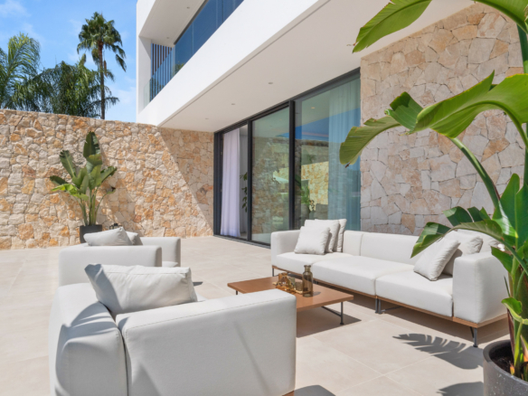 🏡 For Sale | Modern 6-Bedroom Villa in Cortijo Blanco Beach, Marbella – €3,795,000 🌴