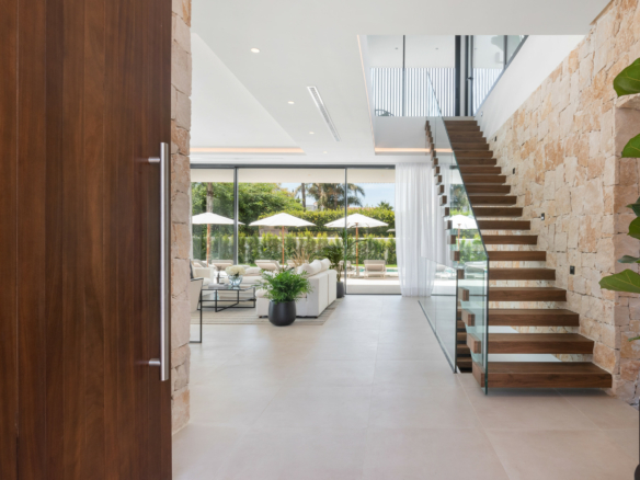 🏡 For Sale | Modern 6-Bedroom Villa in Cortijo Blanco Beach, Marbella – €3,795,000 🌴