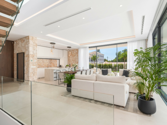 🏡 For Sale | Modern 6-Bedroom Villa in Cortijo Blanco Beach, Marbella – €3,795,000 🌴