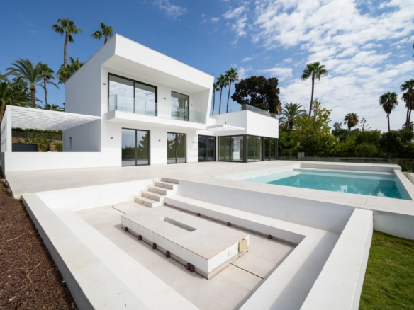 El Paraiso – Modern 4B Villa  – Near Golf