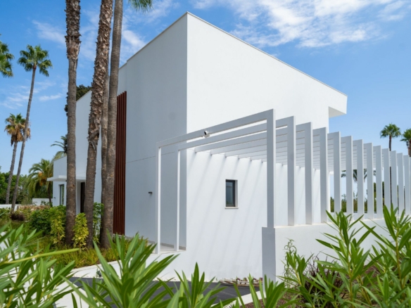 El Paraiso – Modern 4B Villa  – Near Golf