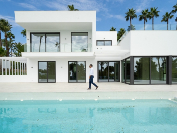 El Paraiso – Modern 4B Villa  – Near Golf