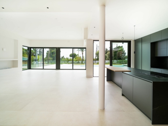 El Paraiso – Modern 4B Villa  – Near Golf