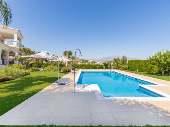 🌴 Majestic 11-Bed Villa in Paraiso Alto, Benahavís! 🏡