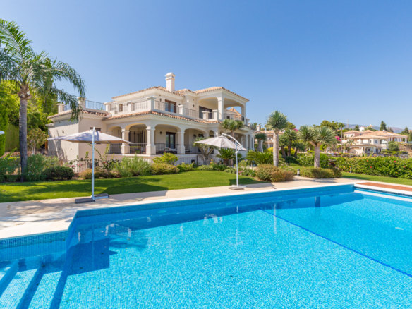 🌴 Majestic 11-Bed Villa in Paraiso Alto, Benahavís! 🏡