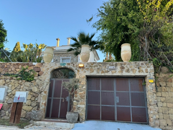 🏡 For Sale and Rent: Prime Location Villa in a Tranquil Area near Puerto Banus 🌴