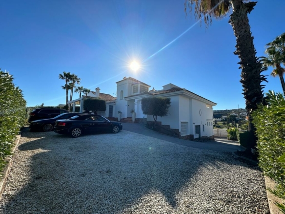 For rent 7-Bedroom Villa with  Views in Benahavís