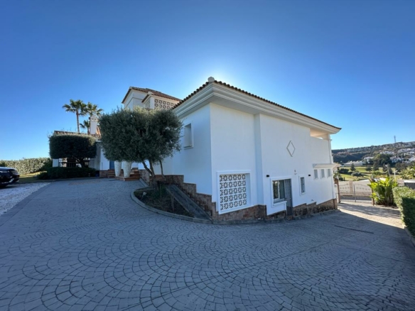 For rent 7-Bedroom Villa with  Views in Benahavís
