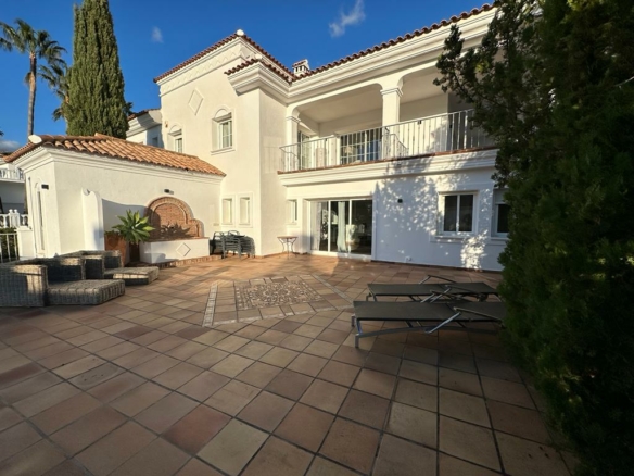 For rent 7-Bedroom Villa with  Views in Benahavís