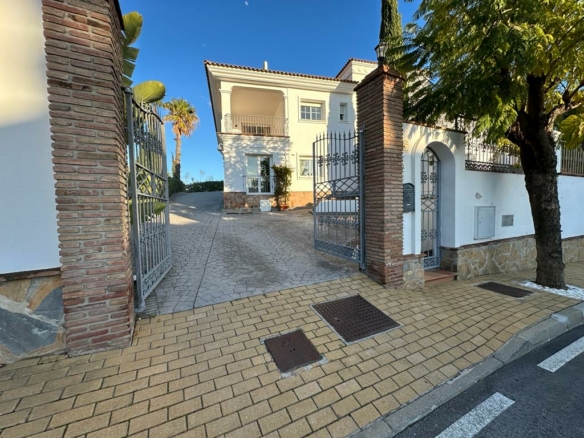 For rent 7-Bedroom Villa with  Views in Benahavís