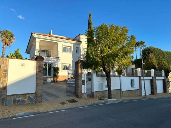 For rent 7-Bedroom Villa with  Views in Benahavís