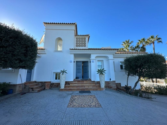 For rent 7-Bedroom Villa with  Views in Benahavís