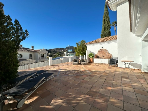 For rent 7-Bedroom Villa with  Views in Benahavís