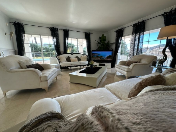 For rent 7-Bedroom Villa with  Views in Benahavís