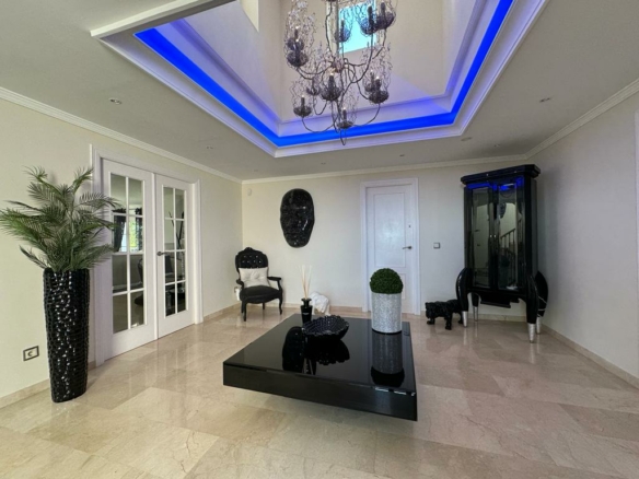 For rent 7-Bedroom Villa with  Views in Benahavís