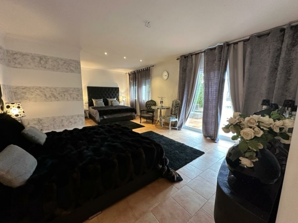 For rent 7-Bedroom Villa with  Views in Benahavís