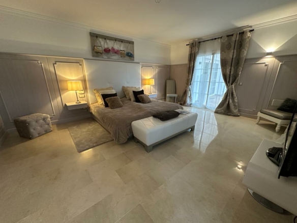 For rent 7-Bedroom Villa with  Views in Benahavís