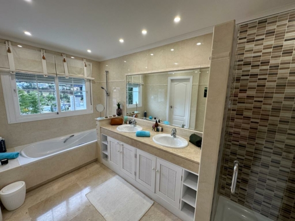For rent 7-Bedroom Villa with  Views in Benahavís