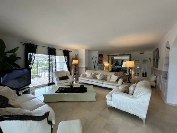 For rent 7-Bedroom Villa with  Views in Benahavís