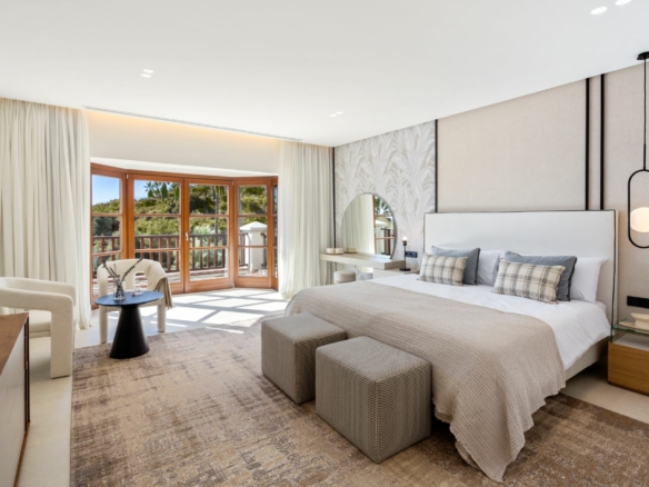 Turnkey 5-Bedroom Mediterranean House on Marbella’s Golden Mile: A Luxurious Retreat
