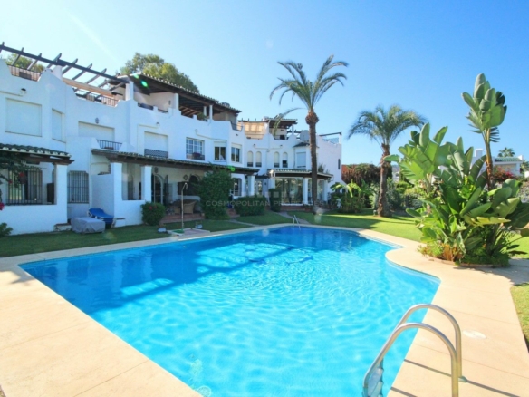 FOR SALE 🏡 CHARMING TOWNHOUSE ON THE FIRST LINE OF GOLF WITH SPECTACULAR VIEWS IN NUEVA ANDALUCÍA, MARBELLA 🌅