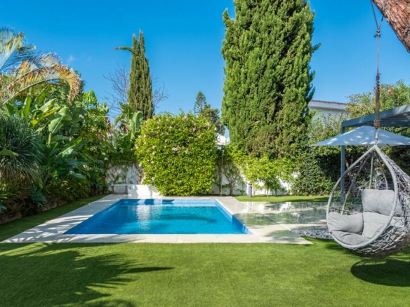 🌟 For Sale: Contemporary Beachside Villa on the Golden Mile! 🏡🌊