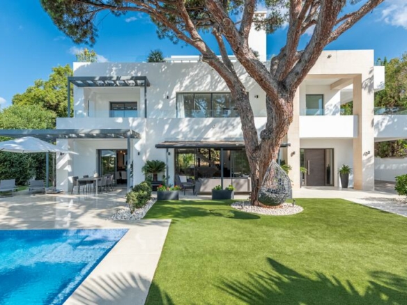 🌟 For Sale: Contemporary Beachside Villa on the Golden Mile! 🏡🌊