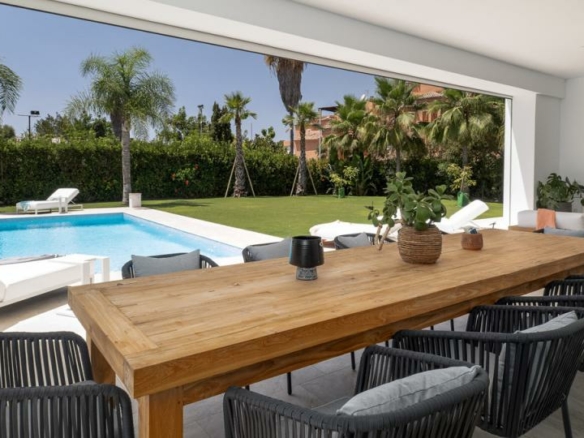 🌟 For Sale: Contemporary Style Villa Near Casasola Beach! 🏡🌊