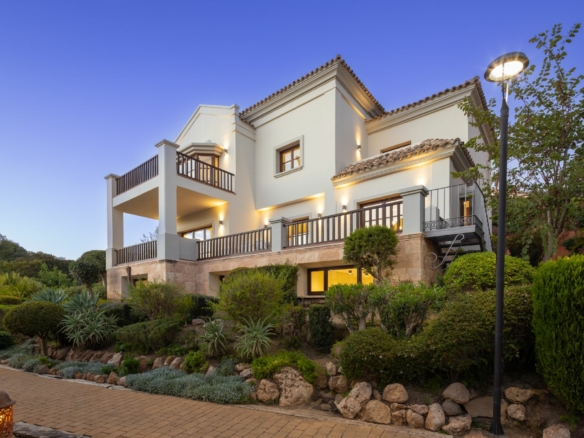 Turnkey 5-Bedroom Mediterranean House on Marbella’s Golden Mile: A Luxurious Retreat