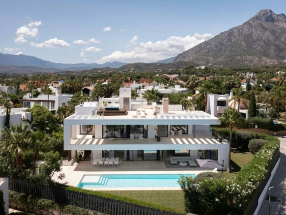Altos Puente Romano, Marbella! 🌟 Modern 6B villa for rent –  Gated & Sea views
