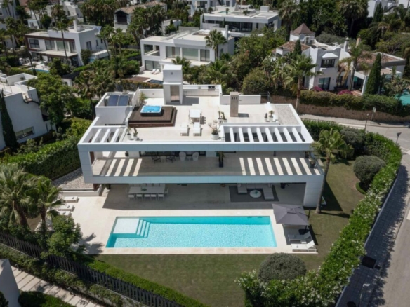 Altos Puente Romano, Marbella! 🌟 Modern 6B villa for rent –  Gated & Sea views