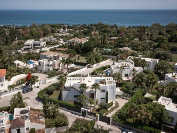 Altos Puente Romano, Marbella! 🌟 Modern 6B villa for rent –  Gated & Sea views