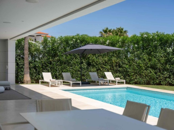 Altos Puente Romano, Marbella! 🌟 Modern 6B villa for rent –  Gated & Sea views